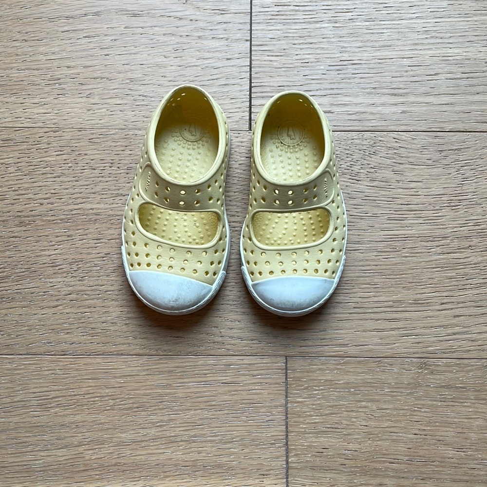 Toddler girls native shoes sz 5
